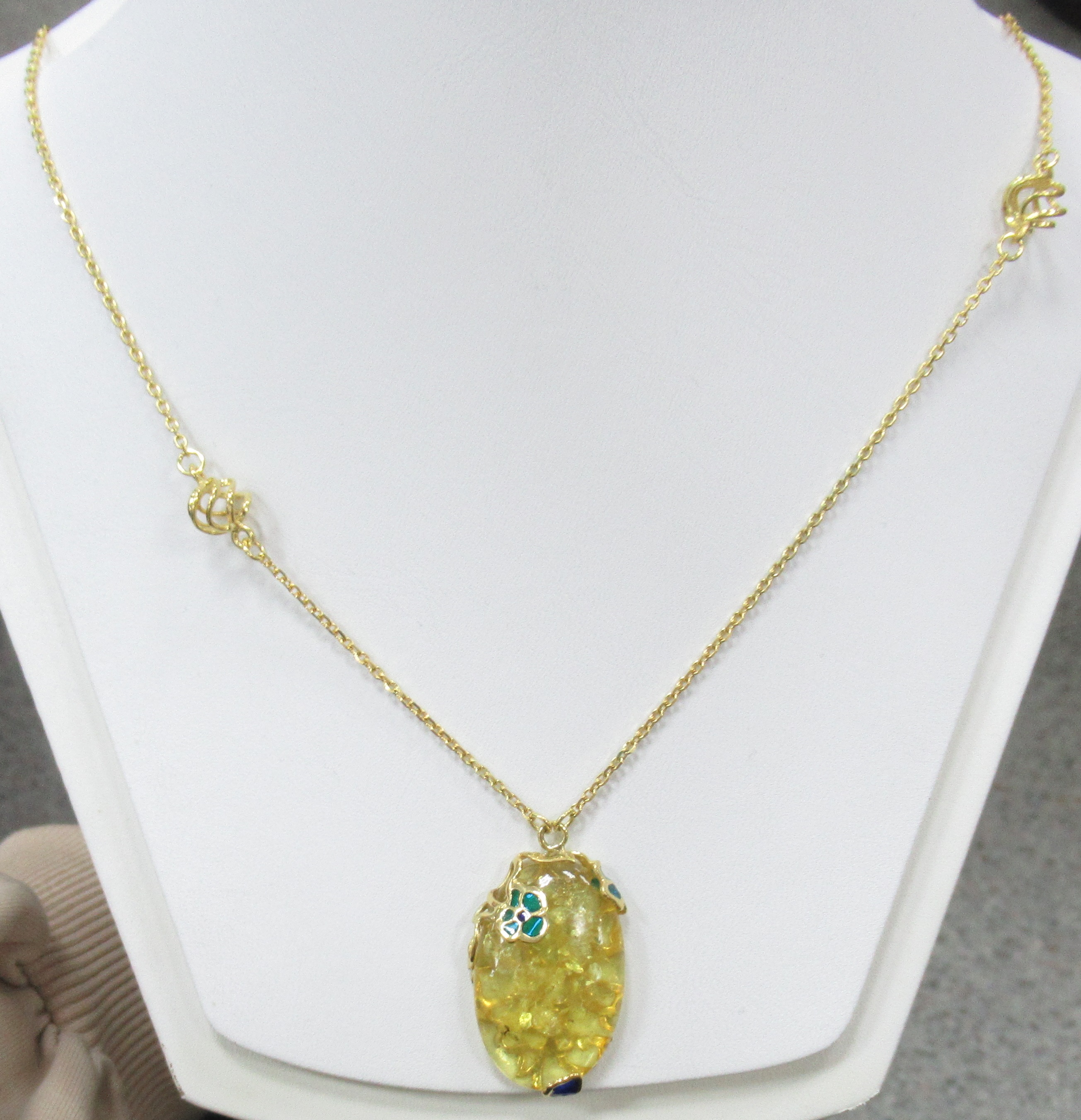 Серебряное колье с янтарем